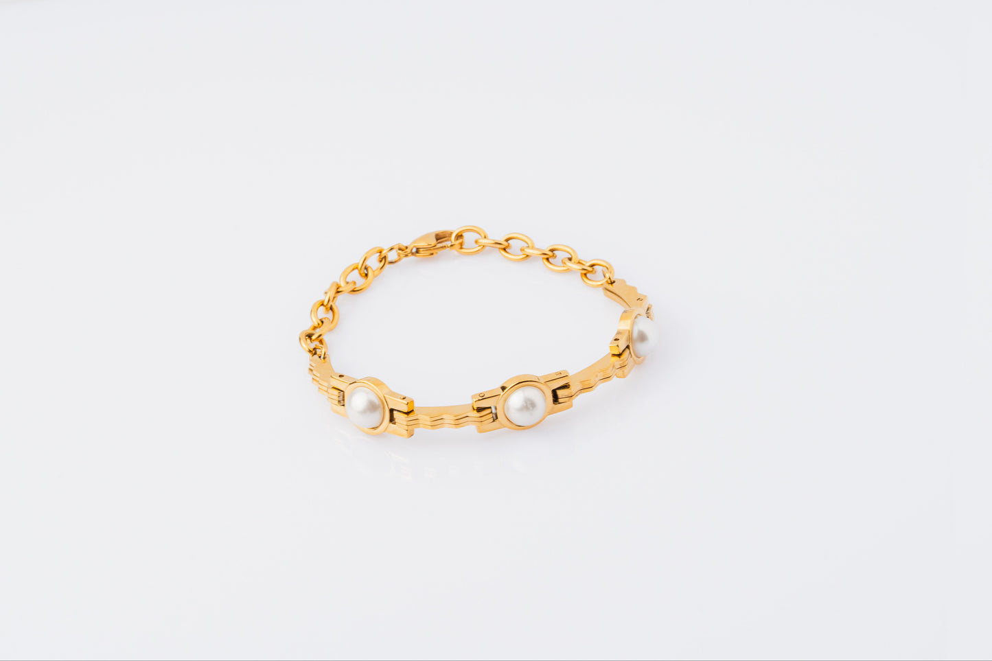 Aura Quration: Unstoppable Confidence - Golden Thread Bracelet