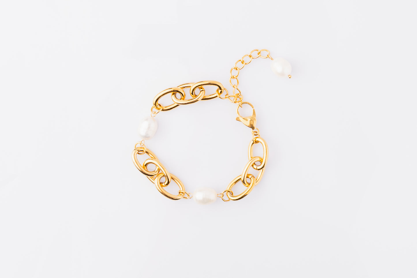 Aura Quration: Elevated Elegance - Refined Beauty Bracelet