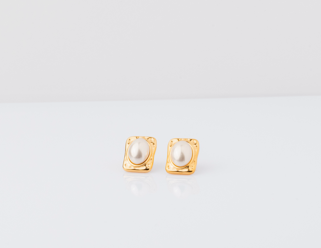 Aura Quration: Unstoppable Confidence - Treasure Stud Earrings (gold)