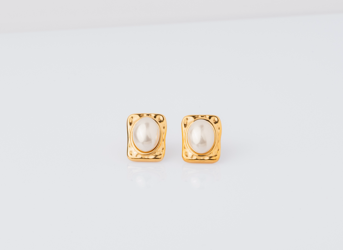 Aura Quration: Unstoppable Confidence - Treasure Stud Earrings (gold)