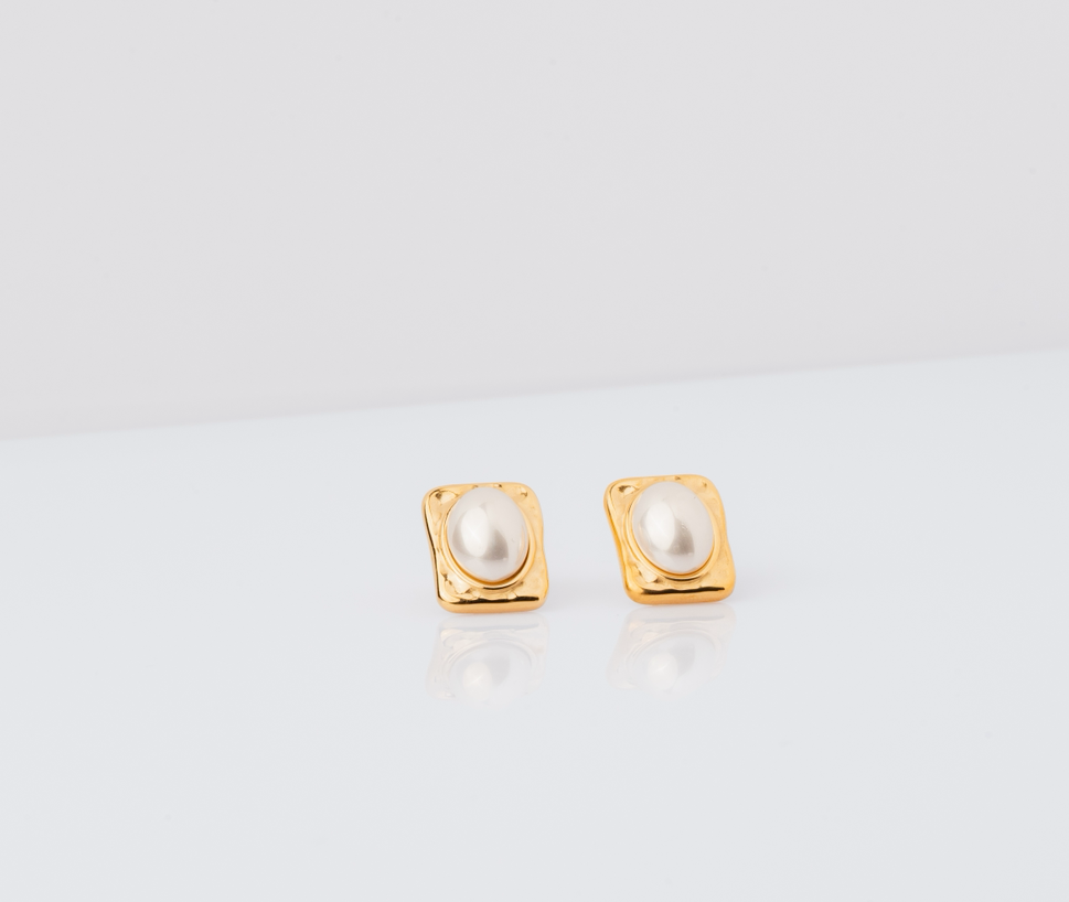 Aura Quration: Unstoppable Confidence - Treasure Stud Earrings (gold)