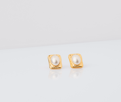 Aura Quration: Unstoppable Confidence - Treasure Stud Earrings (gold)