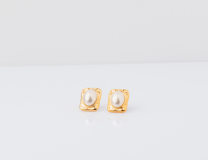Aura Quration: Unstoppable Confidence - Treasure Stud Earrings (gold)